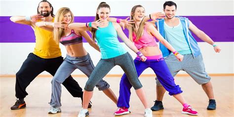 Grupo de personas practicando Zumba en una clase de fitness