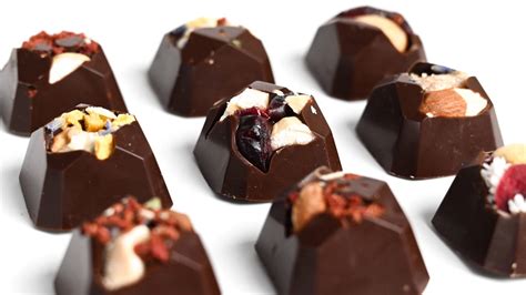 Fotografía de bombones veganos de diversos sabores presentados en cajas de regalo