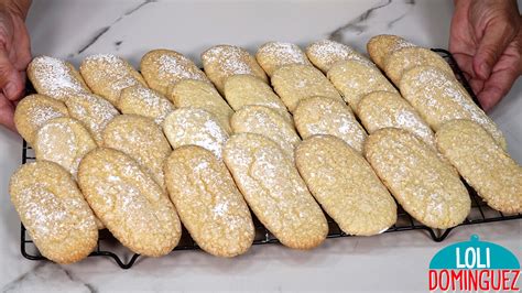 Fotografía de los ingredientes para bizcochos de soletilla y el proceso de escudillado en papel de horno.