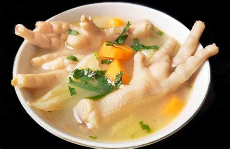 Patas de pollo cocidas con abundante gelatina