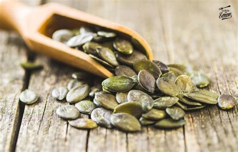 Recolección y limpieza de pipas de calabaza frescas