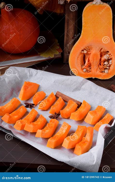 Bandeja con pipas de calabaza sazonadas listas para hornear