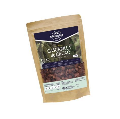 Barista preparando una infusión de cáscara de cacao con un método de vertido.