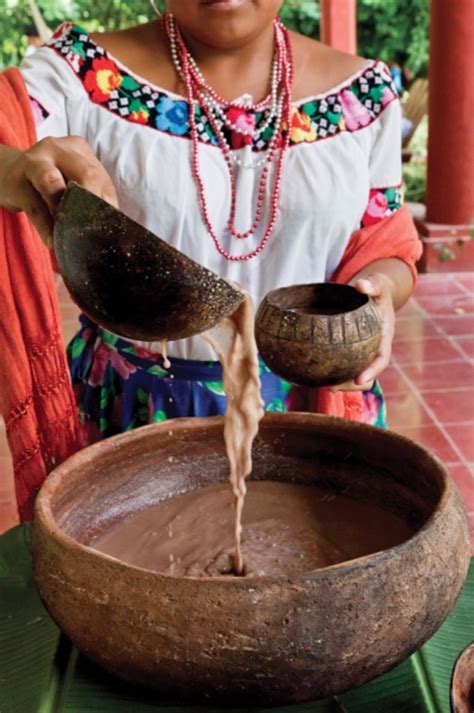 Familia productora de cacao preparando pozol en Valle Encantado, Tabasco.