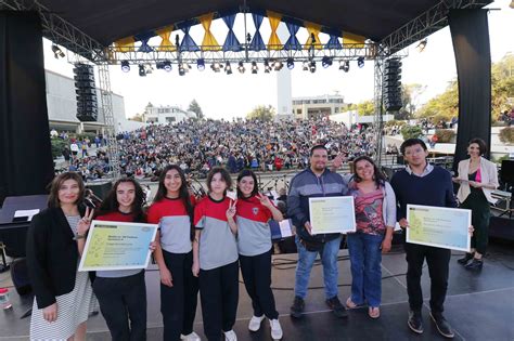 Foto de la premiación del concurso de empanadas en Coquimbo, con los ganadores y autoridades