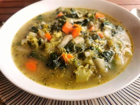 Fotografía de una sopa de verduras humeante servida en un bol de cerámica rústica
