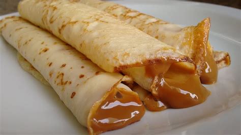 Crepes de dulce de leche recién preparados y doblados