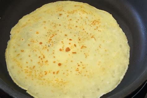 Crepe cocinándose en una sartén