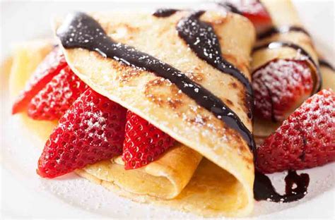 Crepes rellenas de dulce de leche con fresas y nueces