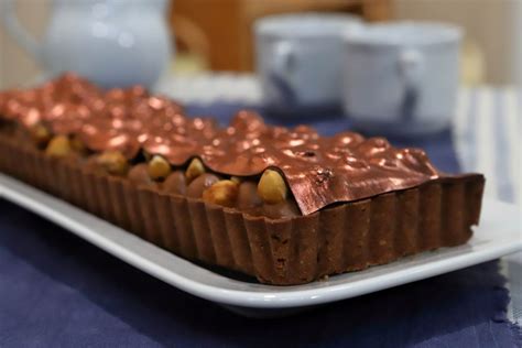 Tarta de chocolate y avellanas sin gluten decorada con rosetones