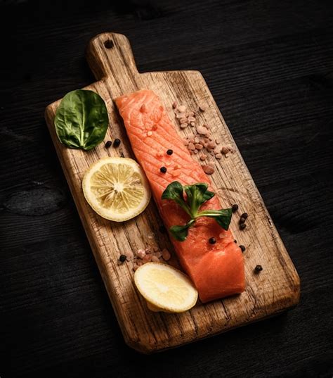 Salmón fresco en una tabla de cortar, listo para ser procesado.