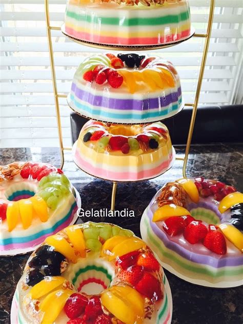 Fotografía de una mesa de postres decorada con diversas gelatinas artísticas.