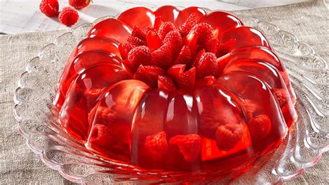 Imagen de un brillo de gelatina casero aplicado sobre frutas frescas.