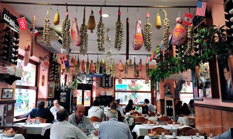 Fachada y ambiente tradicional de un bodegón argentino