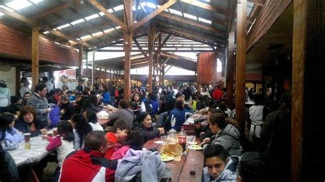 Vista general del recinto techado del Encuentro Costumbrista de Niebla con sus diversas cocinerías y mesas familiares.