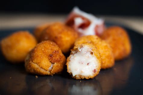 Esquema comparativo entre croquetas fritas (altas en calorías, más pesadas) y croquetas al horno (ligeras, digestivas y saludables)