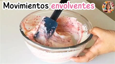 Infografía detallada mostrando el proceso de movimientos envolventes al incorporar claras a la mezcla de chocolate.