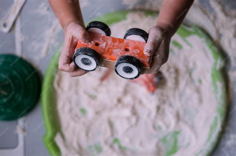 niño jugando con harina, infografía de beneficios sensoriales para niños
