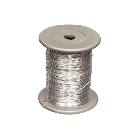 Primer plano de un alambre de nicrom incandescente en una tostadora