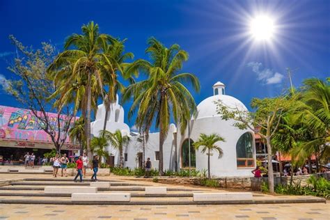 Fotografía panorámica de la Capilla de Nuestra Señora del Carmen con el mar Caribe de fondo