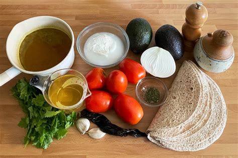 Detalle de los ingredientes de la sopa listos para cocinar