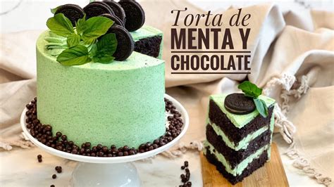 Foto detallada de una layer cake de chocolate y menta terminada.