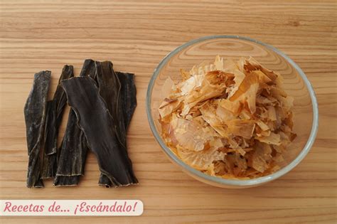 Ingredientes para dashi: Alga kombu seca y katsuobushi en copos