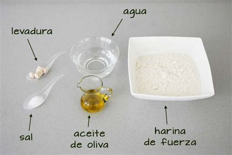 Imagen de los ingredientes básicos para la masa de pizza: harina, sal, azúcar, levadura y aceite de oliva.
