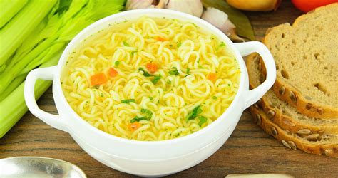 Sopa instantánea en un tazón con fideos y verduras deshidratadas