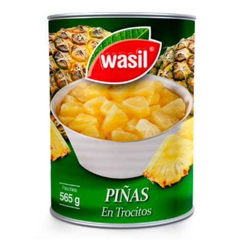Piña en conserva en un bol, mostrando su textura y color brillante.