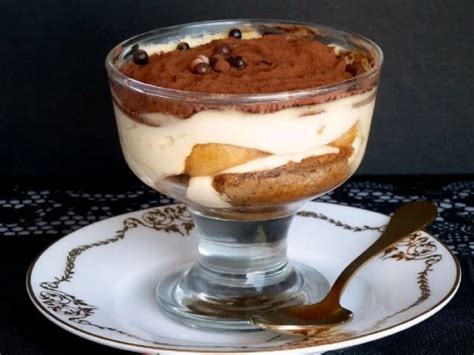 fotografía de copas de tiramisú listas para servir, decoradas con cacao
