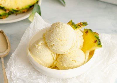imagen de un helado de piña servido en una piña vaciada