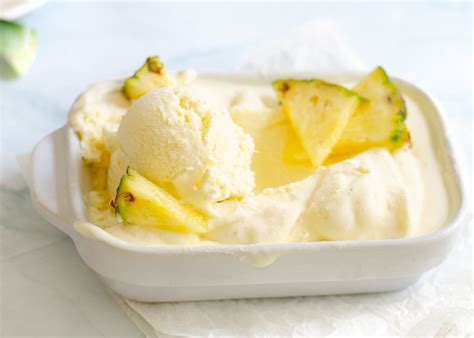 infografía comparando el contenido calórico de helado de piña con crema vs. con yogur