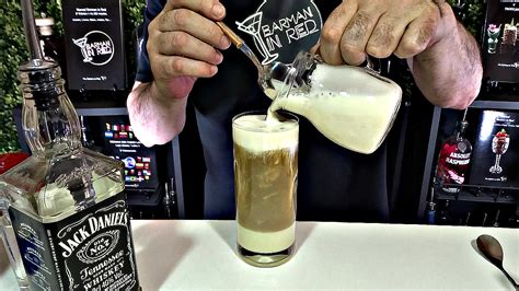 Ingredientes dispuestos para hacer Frapuccino con whisky: leche condensada, whisky, café fuerte, hielo y chocolate para decorar