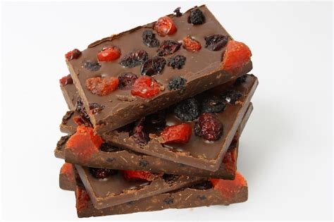 Variedad de magdalenas horneadas, algunas decoradas con frutos rojos y chips de chocolate