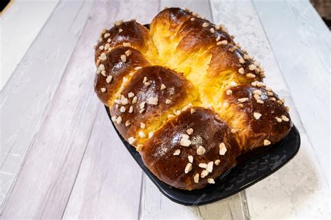 Fainá dorada y crujiente recién salida del horno, cortada en porciones