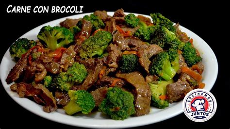 Plato de carne con brócoli al estilo chino servido con arroz