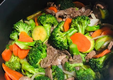 Ingredientes frescos para una receta de brócoli con carne