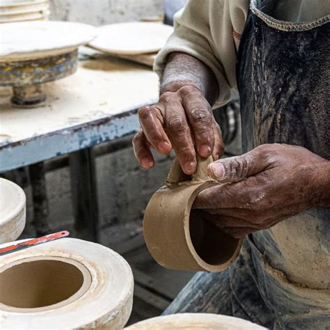 Ilustración de época mostrando el proceso artesanal de corte y fritura en el siglo XIX