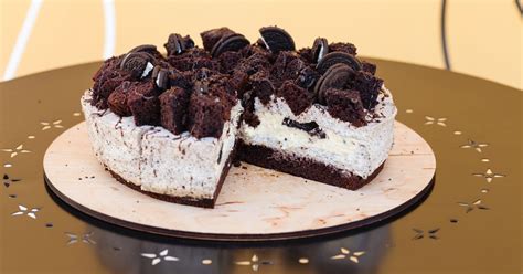 Tarta de Oreo sin horno terminada y decorada, con un corte mostrando sus capas
