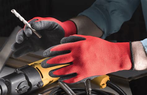 Guantes de seguridad en un entorno industrial
