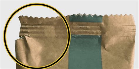 Infografía paso a paso mostrando el enharinado, el sellado en sartén y la preparación final de la salsa de mantequilla y almendras.