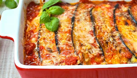 Ingredientes frescos para berenjenas a la parmesana: berenjenas, tomates, queso mozzarella y parmesano