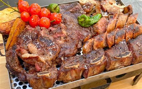 Parrillada con diferentes cortes de carne típicos de Argentina y Uruguay