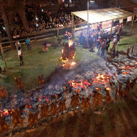 Vista aérea de la Fiesta Nacional del Asado en Cholila con múltiples asadores