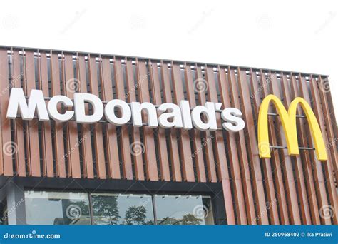 Fachada del restaurante Evolution Fast Food con un cartel que anuncia opciones veganas.