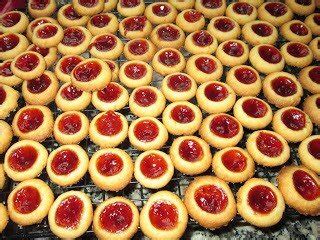 Imagen de galletas recién horneadas rellenas de mermelada de higo con un toque de azúcar glas