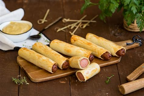 Variedad de aperitivos salados británicos: pastel de cerdo, rollitos de salchicha y huevos a la escocesa