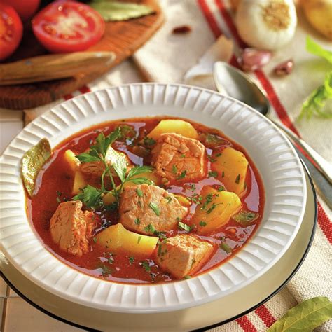 Plato de guiso de atún con patatas recién hecho en un cuenco de cerámica