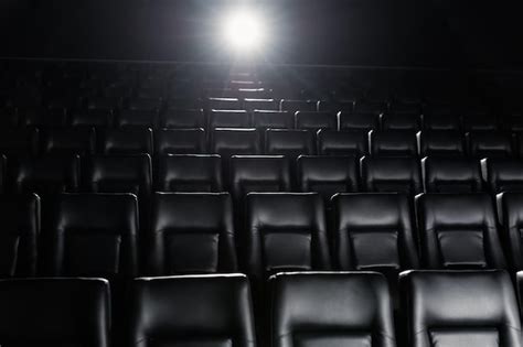 Foto de una sala de cine antigua, lujosa y vacía